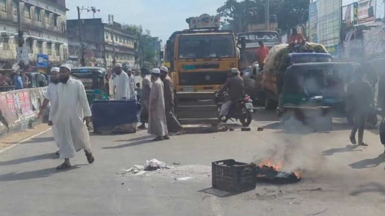 বাসের ধাক্কায় হেফাজত নেতার মৃত্যু, চট্টগ্রামে মহাসড়ক অবরোধ